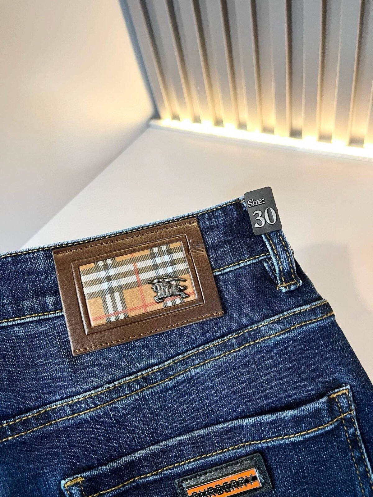 ⁦بنطال جينز رجالي كاجوال فاخر جديد من بربري⁩ - الصورة ⁦7⁩