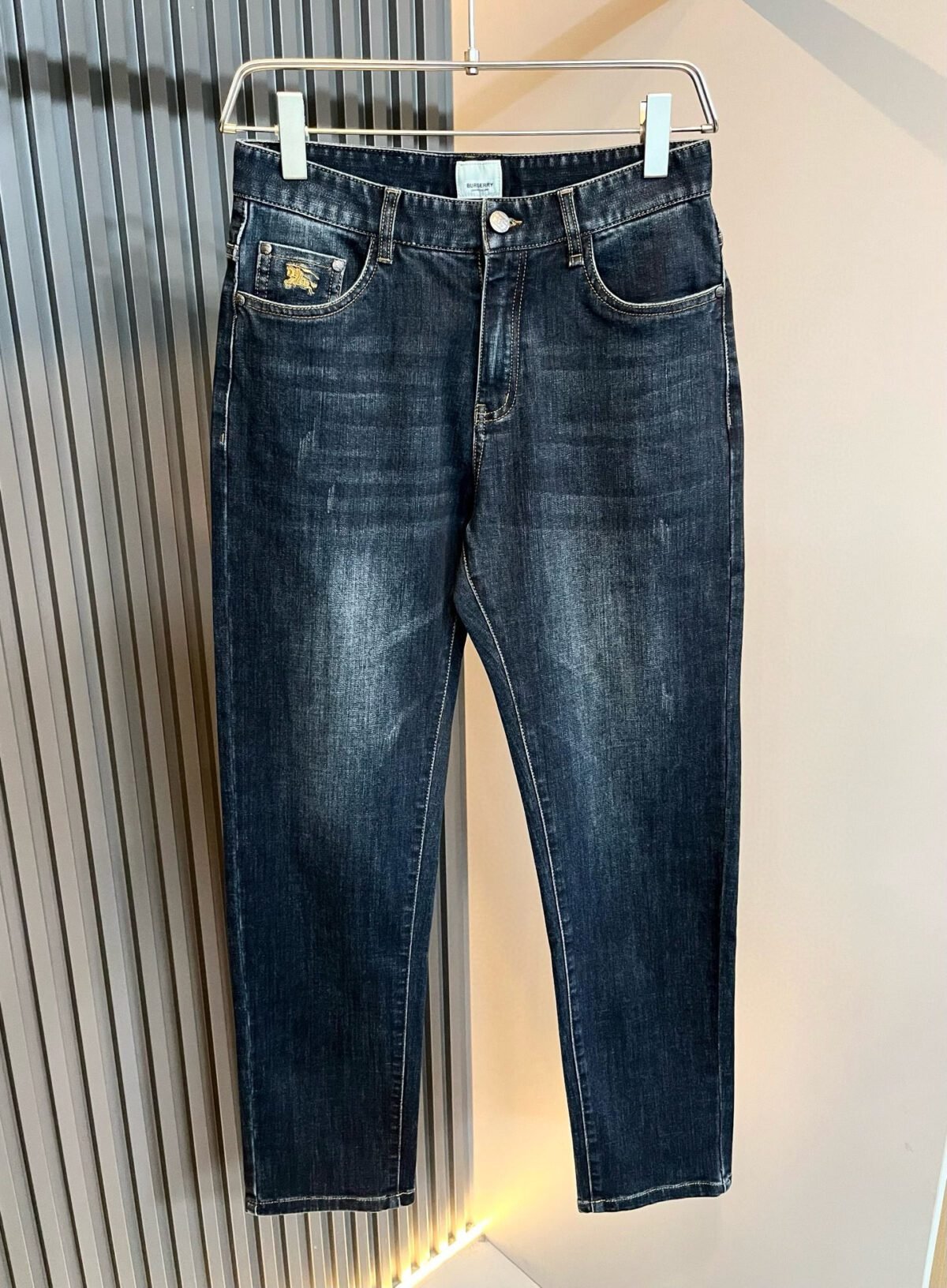 ⁦بنطال جينز رجالي كاجوال راقي جديد من بربري⁩ - الصورة ⁦2⁩