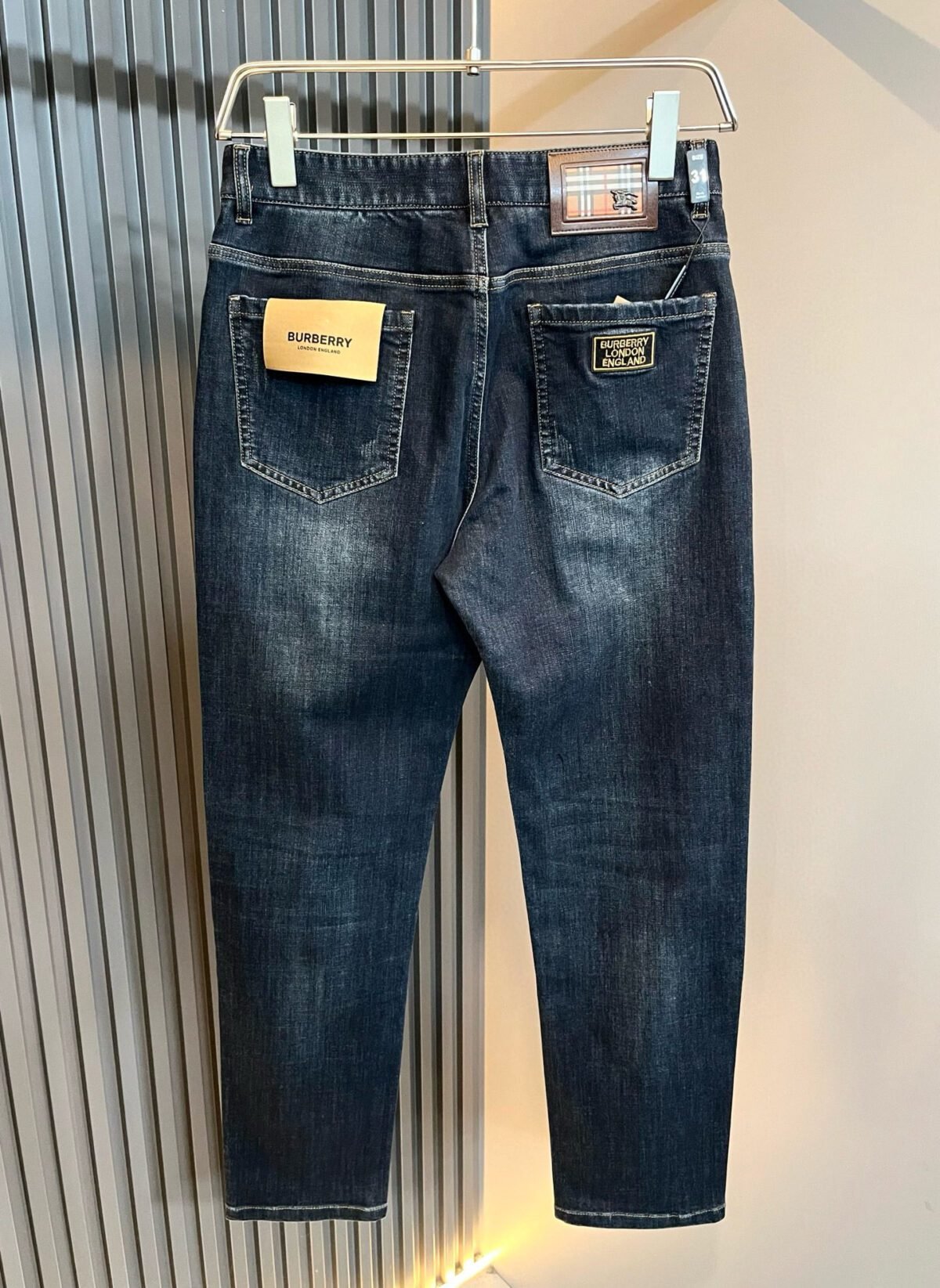 ⁦بنطال جينز رجالي كاجوال راقي جديد من بربري⁩ - الصورة ⁦3⁩