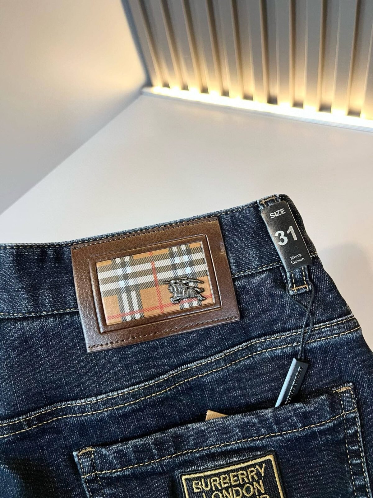 ⁦بنطال جينز رجالي كاجوال راقي جديد من بربري⁩ - الصورة ⁦7⁩