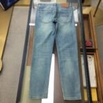 ⁦بنطال جينز رجالي أنيق من بربري⁩ - الصورة ⁦3⁩