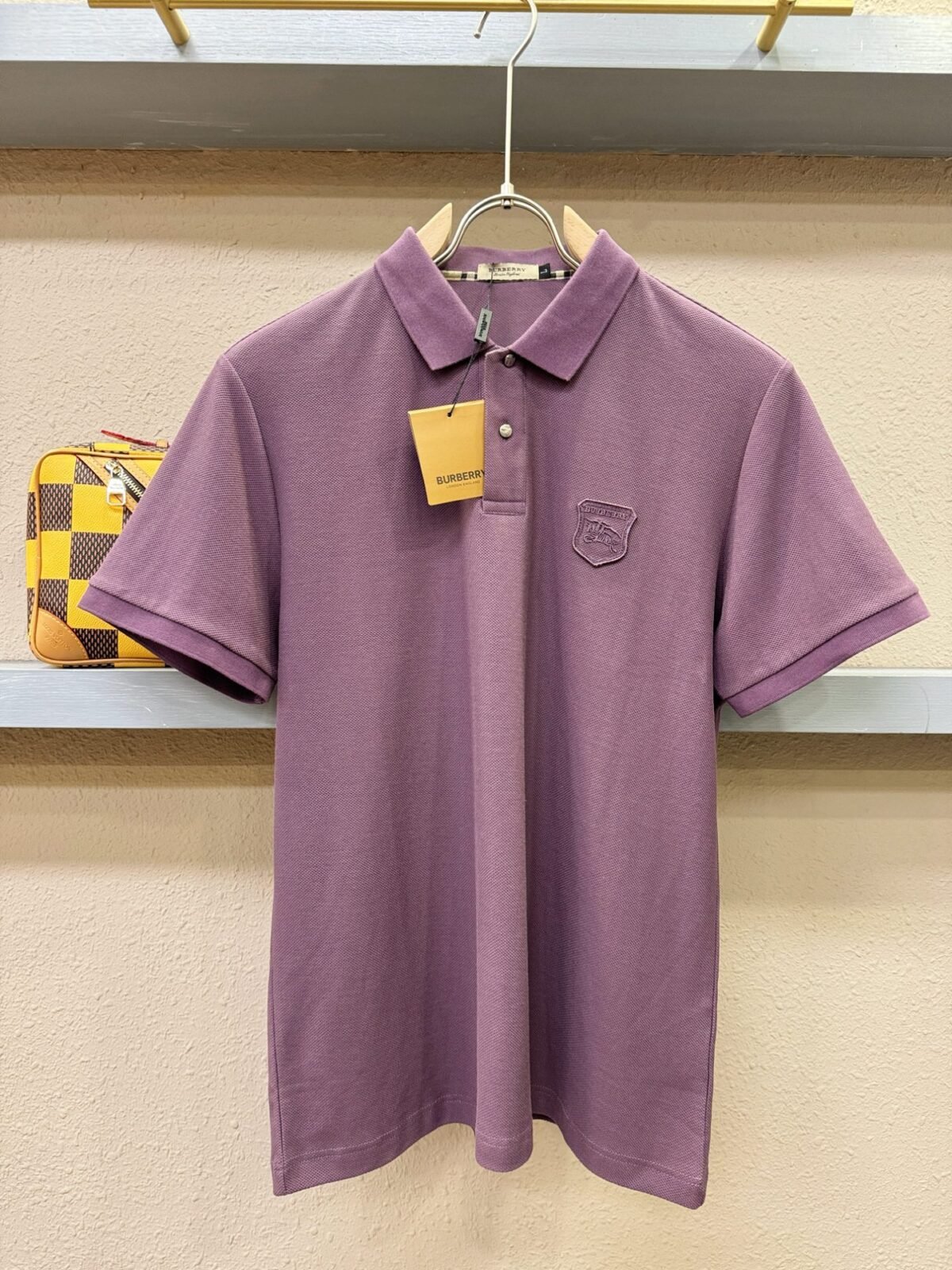 ⁦قميص بولو رجالي جديد بأكمام قصيرة وياقة دائرية من بربري.⁩ - الصورة ⁦5⁩