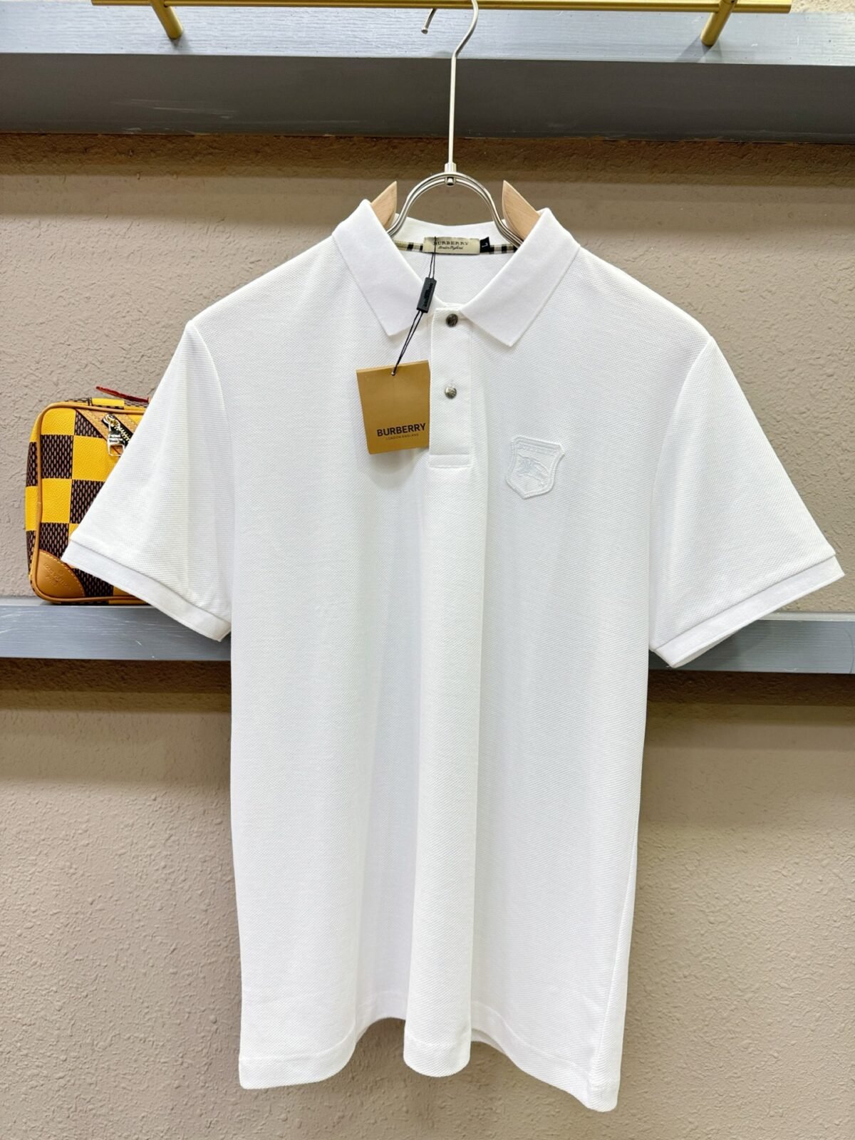 ⁦قميص بولو رجالي جديد بأكمام قصيرة وياقة دائرية من بربري.⁩ - الصورة ⁦4⁩