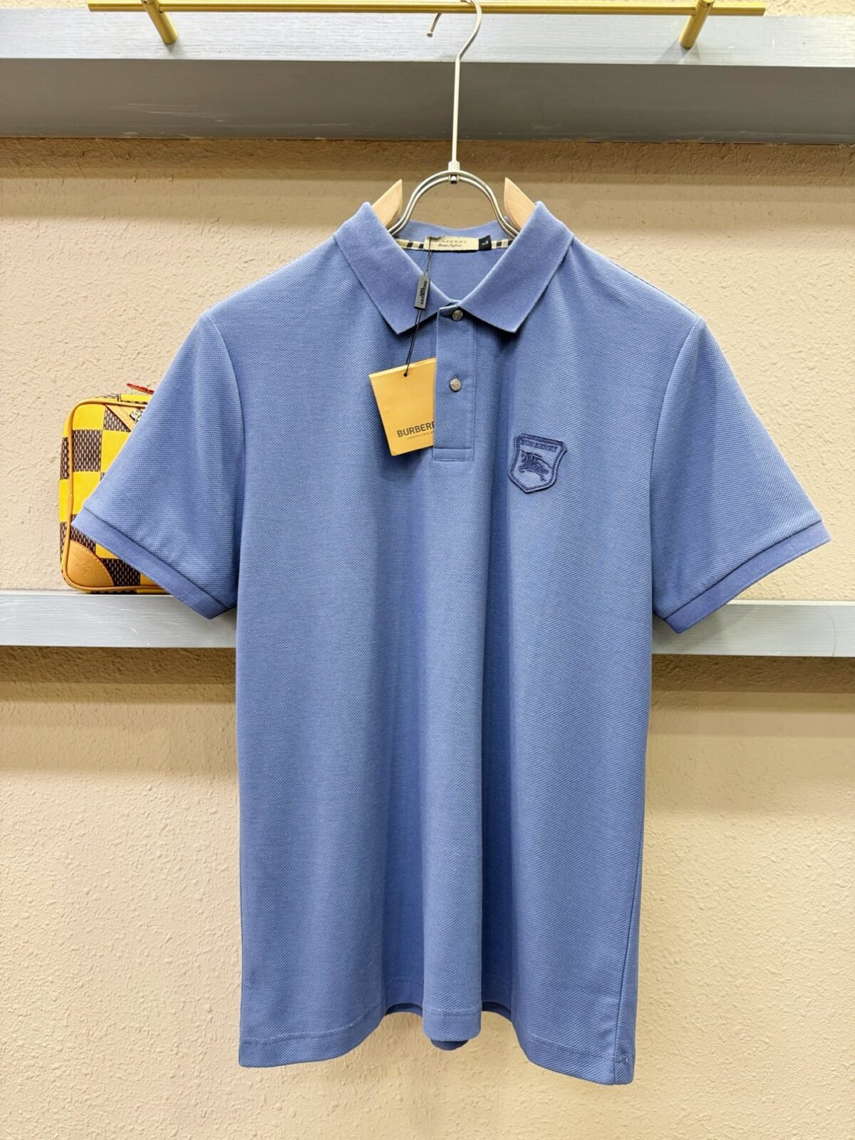 ⁦قميص بولو رجالي جديد بأكمام قصيرة وياقة دائرية من بربري.⁩ - الصورة ⁦2⁩
