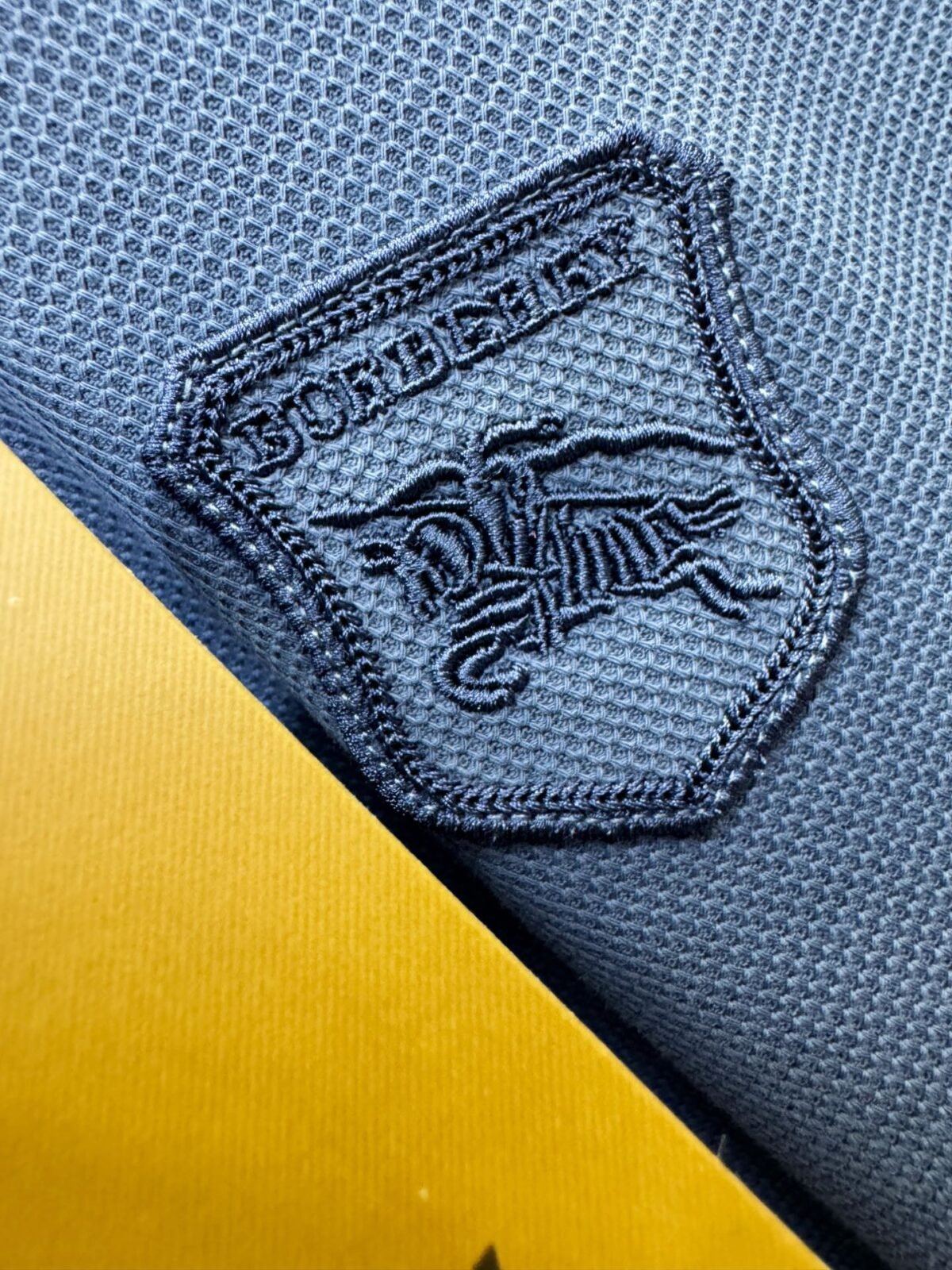 ⁦قميص بولو رجالي جديد بأكمام قصيرة وياقة دائرية من بربري.⁩ - الصورة ⁦9⁩