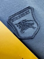 ⁦قميص بولو رجالي جديد بأكمام قصيرة وياقة دائرية من بربري.⁩ - الصورة ⁦9⁩