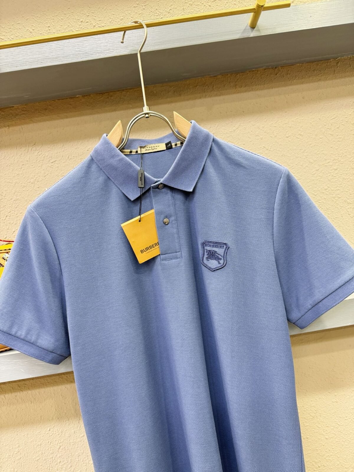 ⁦قميص بولو رجالي جديد بأكمام قصيرة وياقة دائرية من بربري.⁩ - الصورة ⁦8⁩