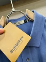 ⁦قميص بولو رجالي جديد بأكمام قصيرة وياقة دائرية من بربري.⁩ - الصورة ⁦10⁩