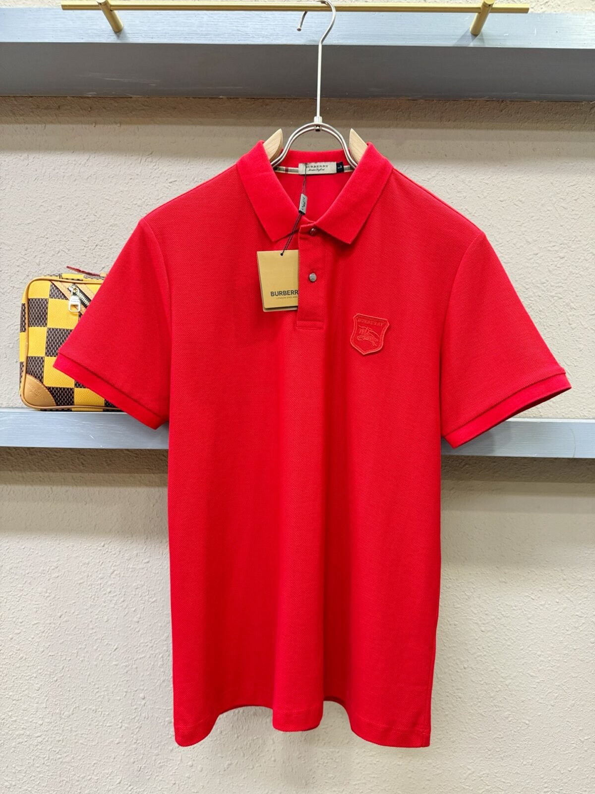⁦قميص بولو رجالي جديد بأكمام قصيرة وياقة دائرية من بربري.⁩ - الصورة ⁦6⁩