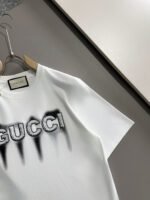 ⁦تيشيرت غوتشي الجديد من القطن بياقة دائرية وأكمام قصيرة⁩ - الصورة ⁦4⁩