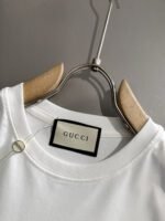 ⁦تيشيرت غوتشي الجديد من القطن بياقة دائرية وأكمام قصيرة⁩ - الصورة ⁦5⁩