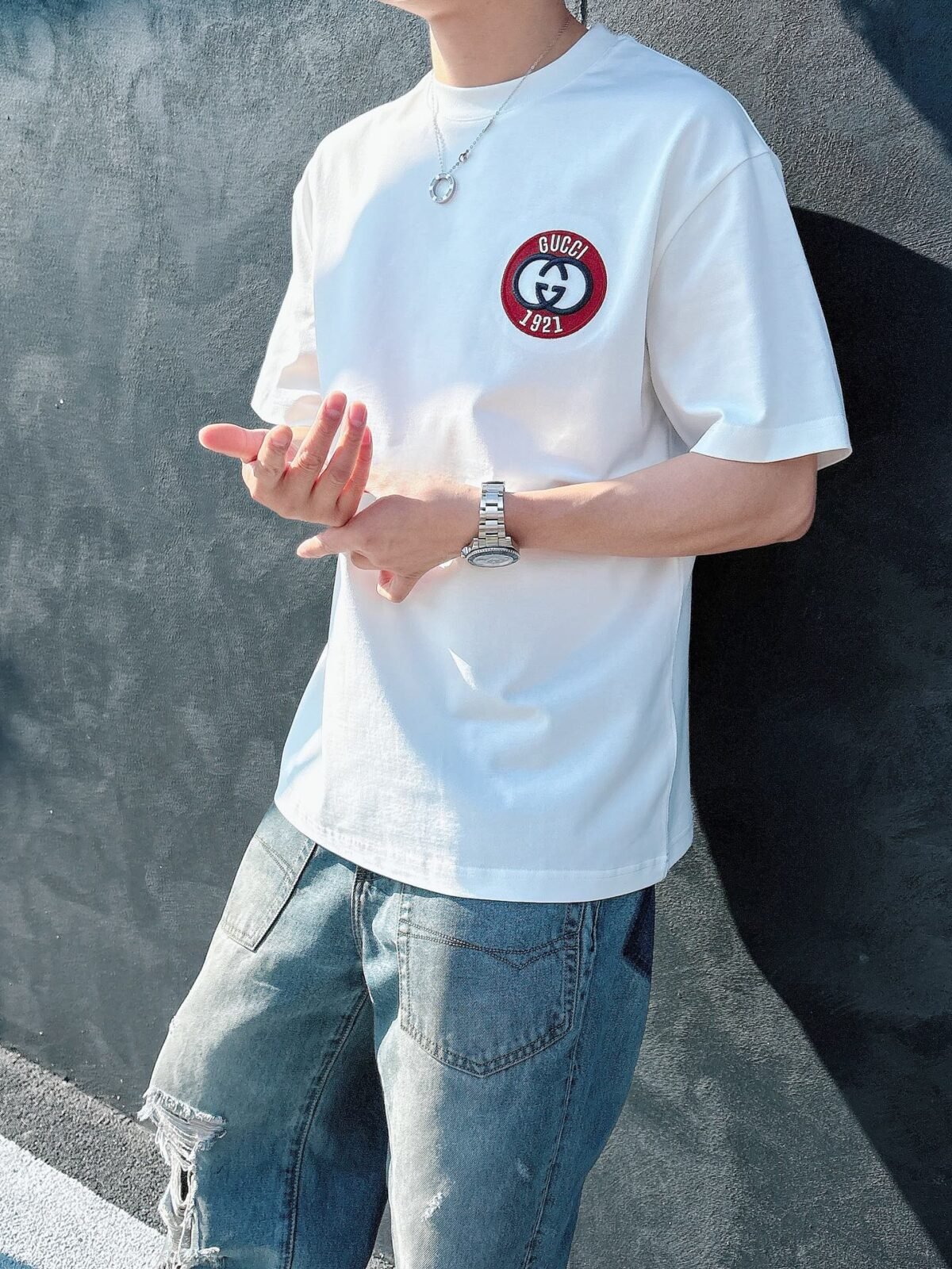 ⁦تيشيرت غوتشي الجديد بأكمام قصيرة وياقة مستديرة⁩ - الصورة ⁦1⁩