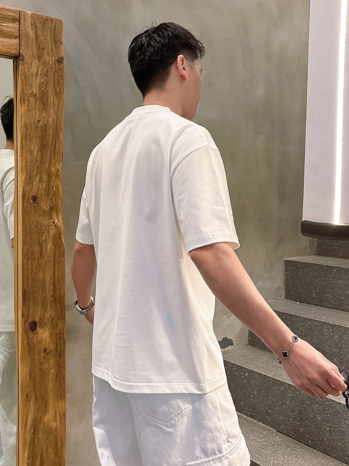 ⁦تيشيرت غوتشي الجديد بأكمام قصيرة وياقة مستديرة⁩ - الصورة ⁦6⁩