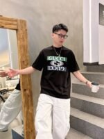 ⁦تيشيرت غوتشي الجديد بأكمام قصيرة وياقة مستديرة⁩ - الصورة ⁦2⁩