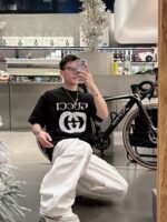 ⁦تيشيرت غوتشي الجديد بأكمام قصيرة وياقة مستديرة⁩ - الصورة ⁦4⁩