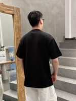 ⁦تيشيرت غوتشي الجديد بأكمام قصيرة وياقة مستديرة⁩ - الصورة ⁦3⁩