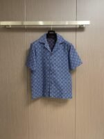 قميص غوتشي الجديد، فضفاض بأكمام قصيرة، بنقشة مربعات GG