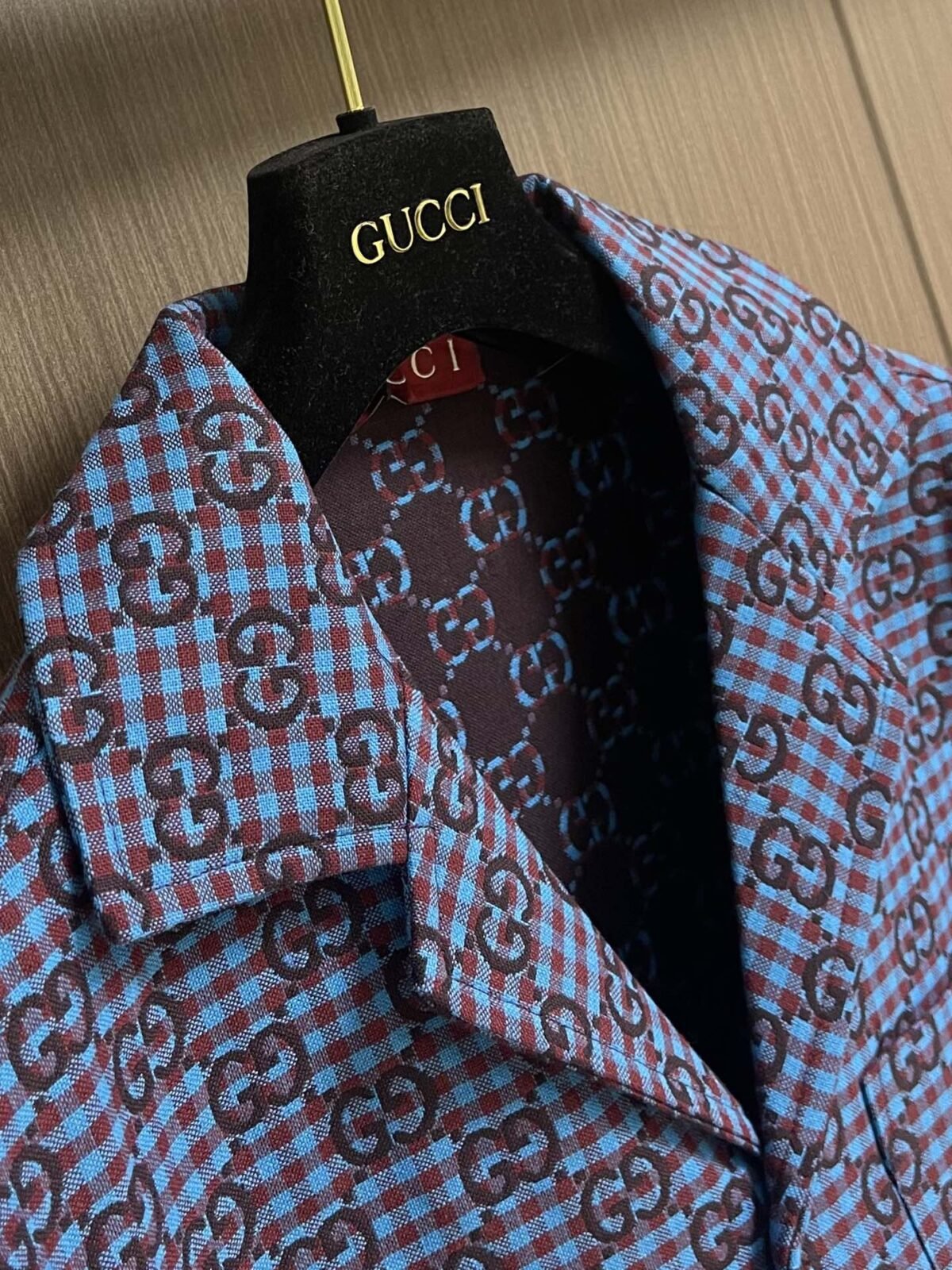 ⁦قميص غوتشي الجديد، فضفاض بأكمام قصيرة، بنقشة مربعات GG⁩ - الصورة ⁦3⁩