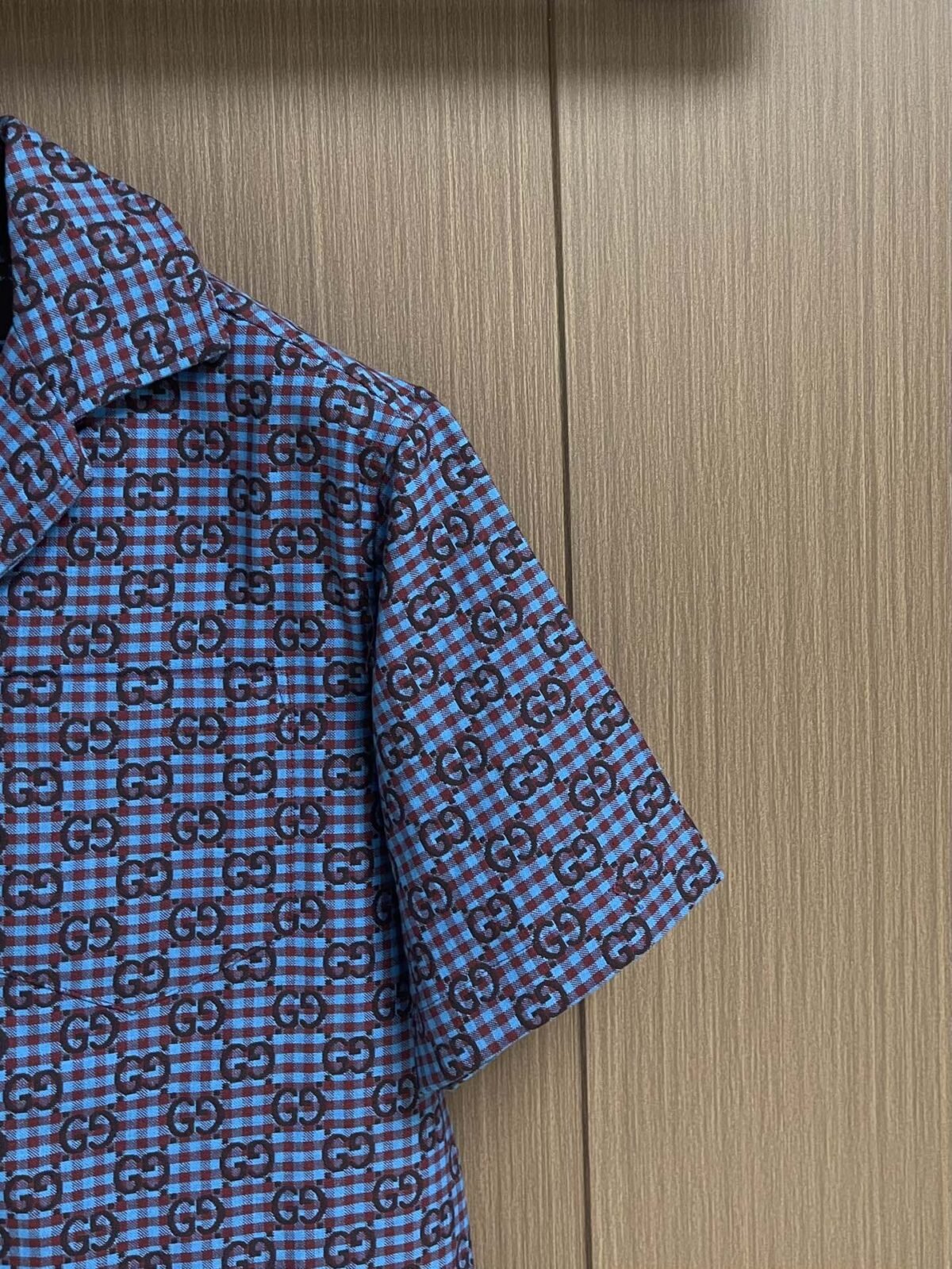 ⁦قميص غوتشي الجديد، فضفاض بأكمام قصيرة، بنقشة مربعات GG⁩ - الصورة ⁦4⁩