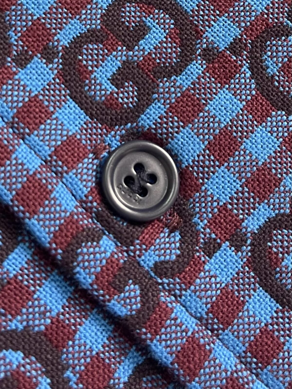 ⁦قميص غوتشي الجديد، فضفاض بأكمام قصيرة، بنقشة مربعات GG⁩ - الصورة ⁦7⁩