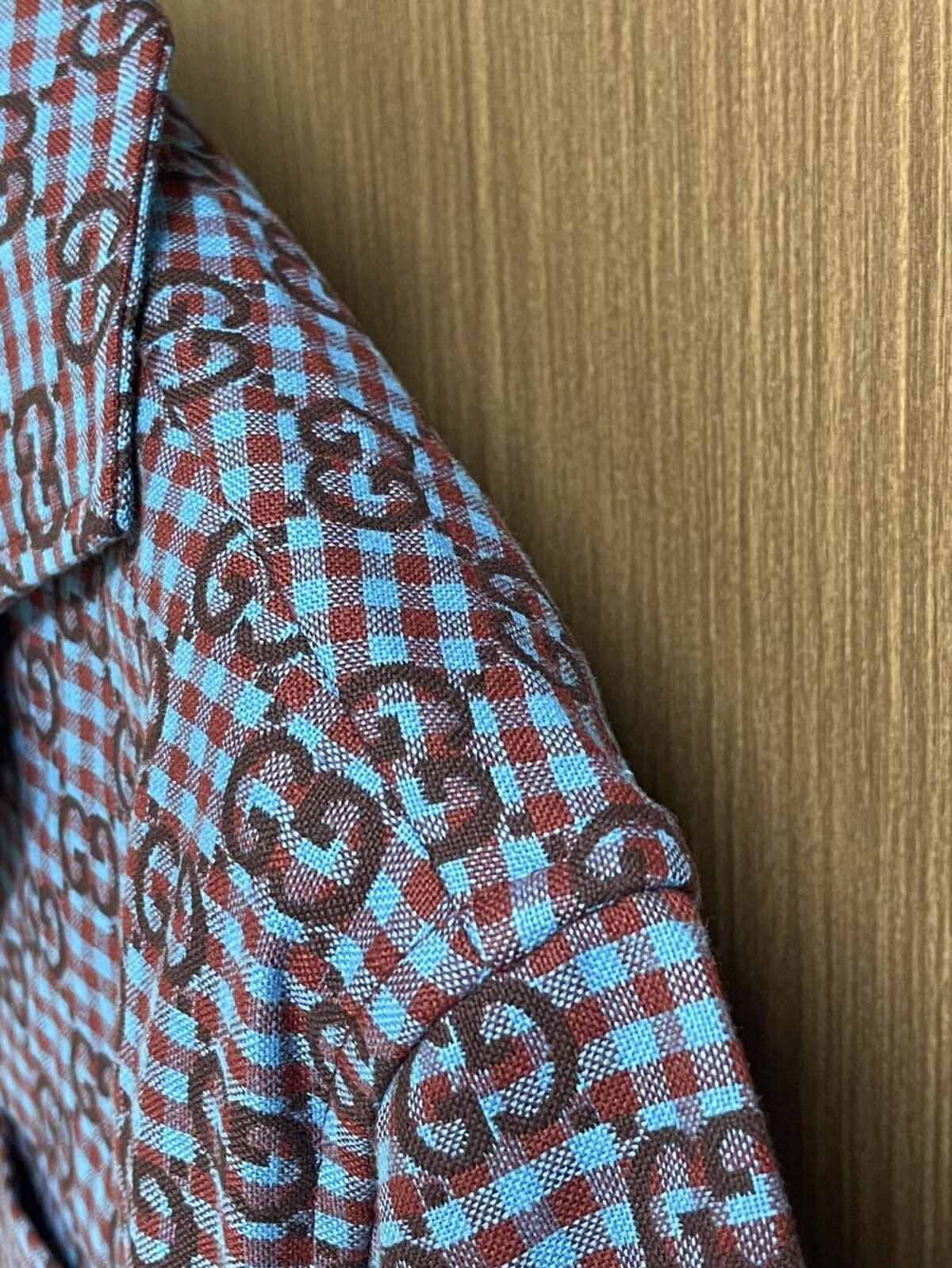 ⁦قميص غوتشي الجديد، فضفاض بأكمام قصيرة، بنقشة مربعات GG⁩ - الصورة ⁦5⁩