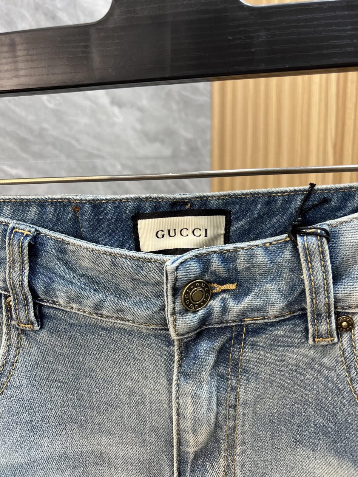 ⁦بنطلون جينز غوتشي الجديد بثلاث علامات كاملة⁩ - الصورة ⁦4⁩
