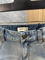 ⁦بنطلون جينز غوتشي الجديد بثلاث علامات كاملة⁩ - الصورة ⁦4⁩