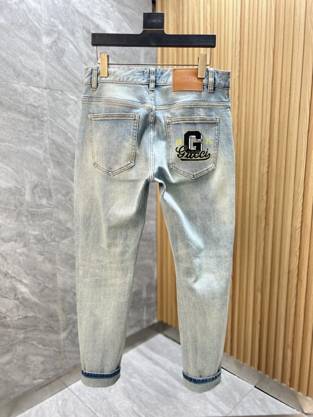 ⁦بنطلون جينز غوتشي الجديد بثلاث علامات كاملة⁩ - الصورة ⁦3⁩