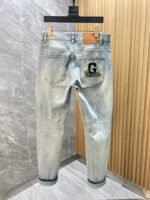 ⁦بنطلون جينز غوتشي الجديد بثلاث علامات كاملة⁩ - الصورة ⁦3⁩