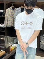 ⁦تيشيرت غوتشي كاجوال أنيق بياقة دائرية وأكمام قصيرة، مصنوع من القطن الخالص.⁩ - الصورة ⁦6⁩