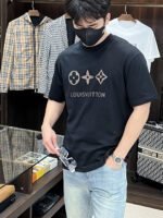 تيشيرت غوتشي كاجوال أنيق بياقة دائرية وأكمام قصيرة، مصنوع من القطن الخالص.