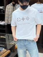 ⁦تيشيرت غوتشي كاجوال أنيق بياقة دائرية وأكمام قصيرة، مصنوع من القطن الخالص.⁩ - الصورة ⁦2⁩