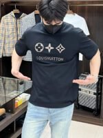 ⁦تيشيرت غوتشي كاجوال أنيق بياقة دائرية وأكمام قصيرة، مصنوع من القطن الخالص.⁩ - الصورة ⁦3⁩