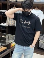 ⁦تيشيرت غوتشي كاجوال أنيق بياقة دائرية وأكمام قصيرة، مصنوع من القطن الخالص.⁩ - الصورة ⁦4⁩