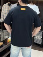 ⁦تيشيرت غوتشي كاجوال أنيق بياقة دائرية وأكمام قصيرة، مصنوع من القطن الخالص.⁩ - الصورة ⁦5⁩