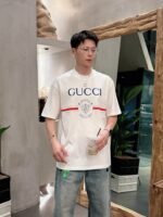 تيشيرت غوتشي كاجوال أنيق بياقة دائرية وأكمام قصيرة، مصنوع من القطن الخالص.