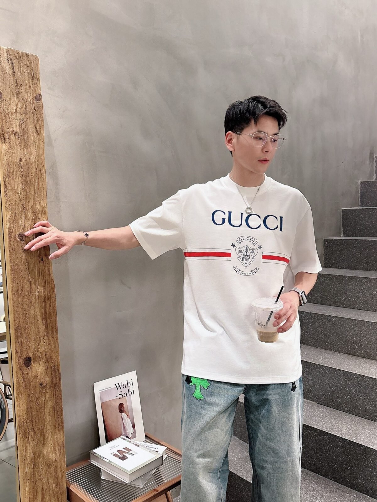 ⁦تيشيرت غوتشي كاجوال أنيق بياقة دائرية وأكمام قصيرة، مصنوع من القطن الخالص.⁩ - الصورة ⁦4⁩