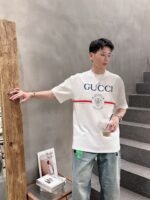 ⁦تيشيرت غوتشي كاجوال أنيق بياقة دائرية وأكمام قصيرة، مصنوع من القطن الخالص.⁩ - الصورة ⁦4⁩