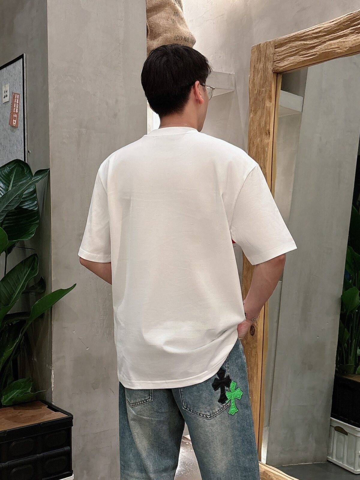 ⁦تيشيرت غوتشي كاجوال أنيق بياقة دائرية وأكمام قصيرة، مصنوع من القطن الخالص.⁩ - الصورة ⁦5⁩