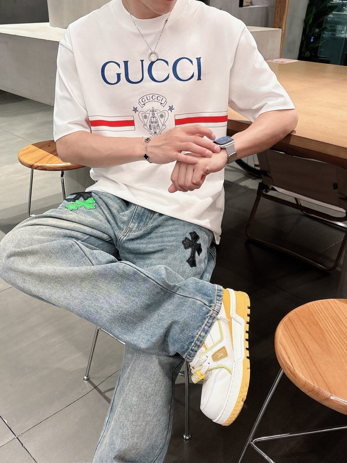 ⁦تيشيرت غوتشي كاجوال أنيق بياقة دائرية وأكمام قصيرة، مصنوع من القطن الخالص.⁩ - الصورة ⁦6⁩