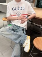 ⁦تيشيرت غوتشي كاجوال أنيق بياقة دائرية وأكمام قصيرة، مصنوع من القطن الخالص.⁩ - الصورة ⁦6⁩