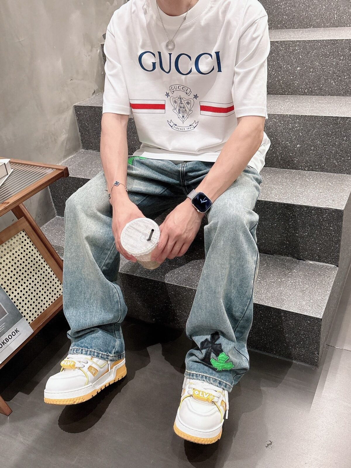 ⁦تيشيرت غوتشي كاجوال أنيق بياقة دائرية وأكمام قصيرة، مصنوع من القطن الخالص.⁩ - الصورة ⁦7⁩