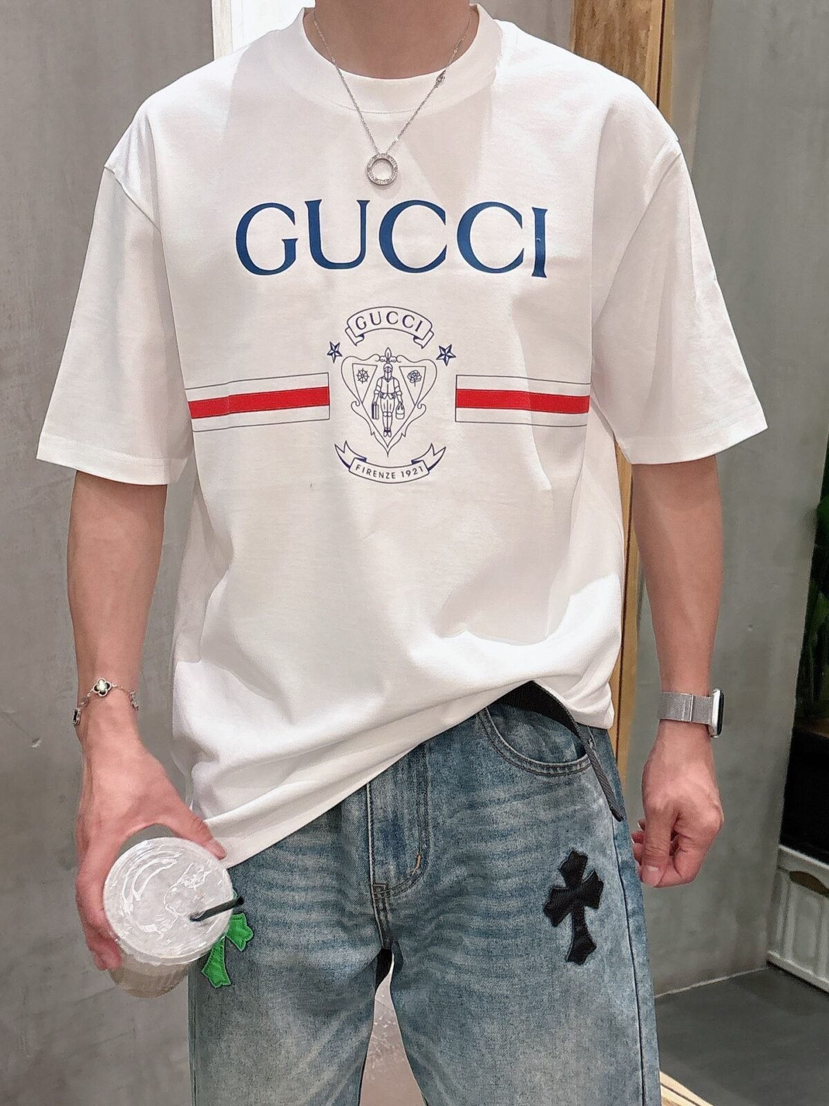 ⁦تيشيرت غوتشي كاجوال أنيق بياقة دائرية وأكمام قصيرة، مصنوع من القطن الخالص.⁩ - الصورة ⁦3⁩