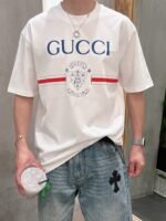 ⁦تيشيرت غوتشي كاجوال أنيق بياقة دائرية وأكمام قصيرة، مصنوع من القطن الخالص.⁩ - الصورة ⁦3⁩