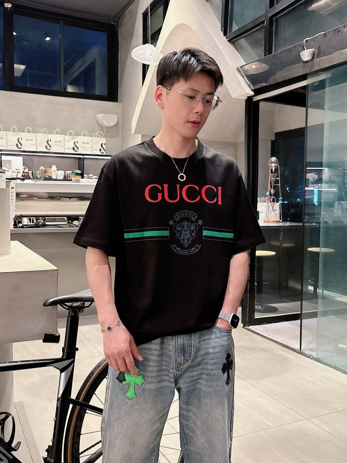 ⁦تيشيرت غوتشي كاجوال أنيق بياقة دائرية وأكمام قصيرة، مصنوع من القطن الخالص.⁩ - الصورة ⁦2⁩