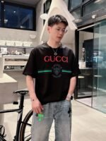 ⁦تيشيرت غوتشي كاجوال أنيق بياقة دائرية وأكمام قصيرة، مصنوع من القطن الخالص.⁩ - الصورة ⁦2⁩