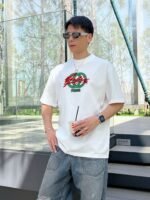 ⁦تيشيرت غوتشي الجديد بأكمام قصيرة وياقة مستديرة⁩ - الصورة ⁦2⁩