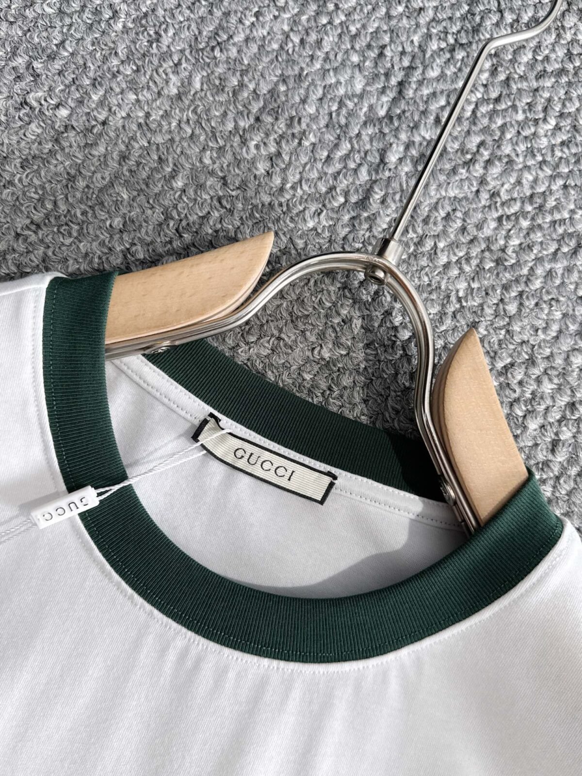 ⁦تيشيرت غوتشي الجديد بأكمام قصيرة وياقة دائرية⁩ - الصورة ⁦5⁩