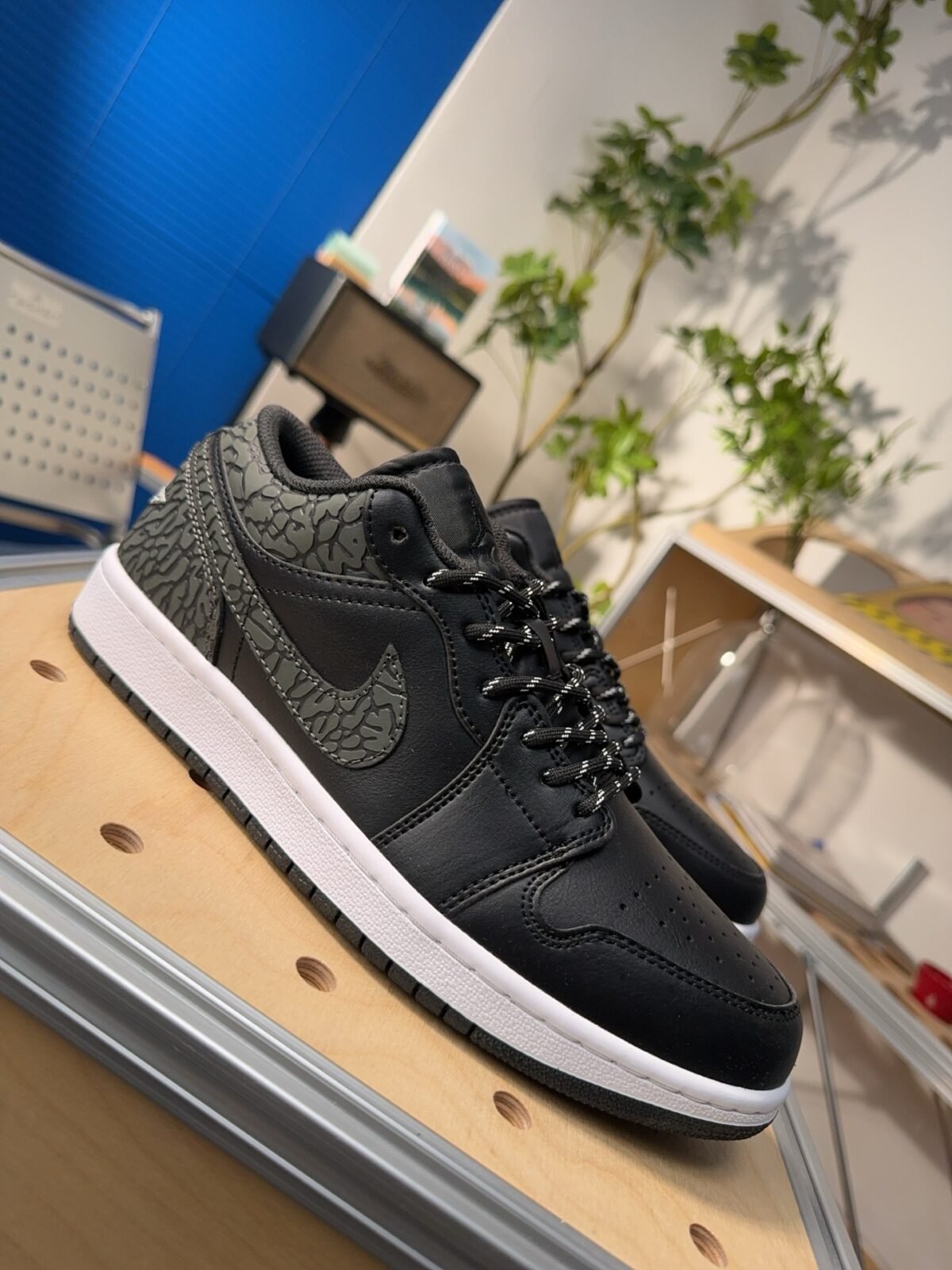 ⁦حذاء Nike Air Jordan 1 Low AJ1⁩ - الصورة ⁦3⁩