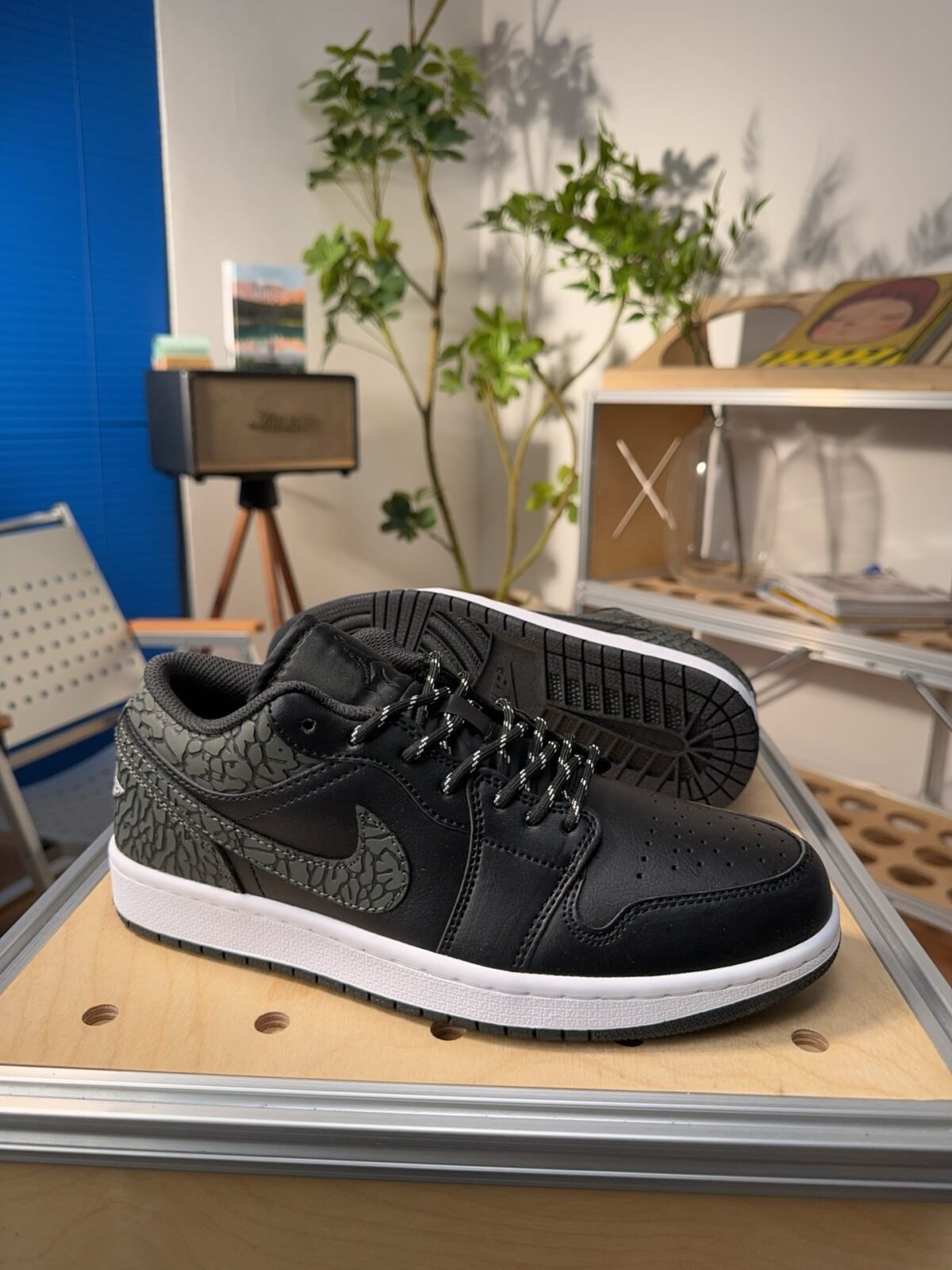 ⁦حذاء Nike Air Jordan 1 Low AJ1⁩ - الصورة ⁦6⁩